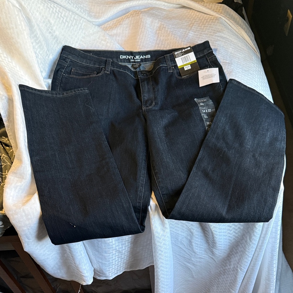 NWT DKNY Woman's Soho Skinny Dark Blue Wash Size 14 32 Inseam